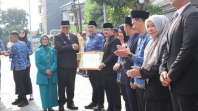 Pj Wali Kota Sukabumi, Kusmana Hartadji, memberikan penghargaan kepada Bidang Perikanan DKP3 yang meraih peringkat pertama dalam KIKS 2024. Foto: Istimewa.