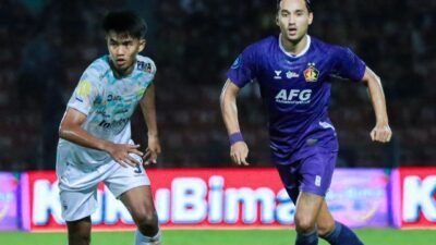 Penyerang Persik Kediri, Ezra Walian (Instagram/@persikfcofficial)
