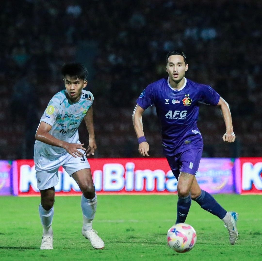 Penyerang Persik Kediri, Ezra Walian (Instagram/@persikfcofficial)