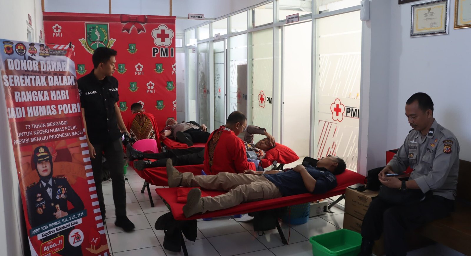 Sejumlah personel Polres Sukabumi Kota mengikuti kegiatan donor darah serentak dalam rangka hari jadi Humas Polri ke-73, yang digelar di kantor PMI, di Jalan Arif Rahman Hakim, pada Selasa, 29 Oktober 2024. Foto: Humas Polres Sukabumi Kota.
