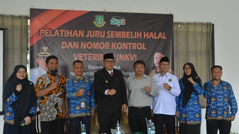 Pj Wali Kota Sukabumi, Kusmana Hartadji, menghaduri pelatihan juru sembelih halal di Kawasan Agroeduwisata Cikundul, Kecamatan Lembursitu. Foto: Istimewa.