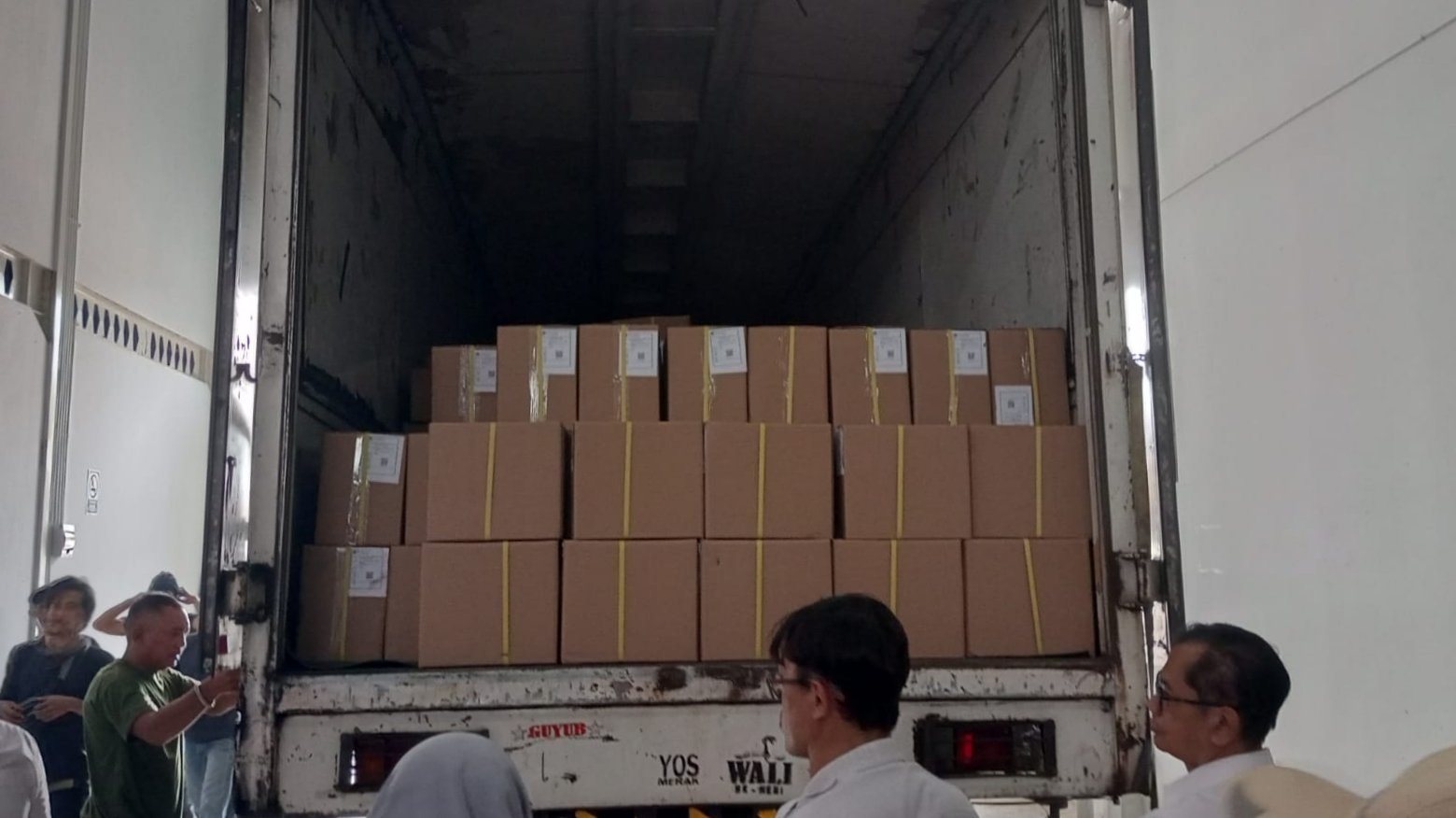 KPU Kota Sukabumi menerima pengiriman logistik berupa surat suara untuk perhelatan Pilkada 2024. Foto: Istimewa.