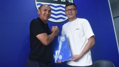 Mantan pemain Persib, Boy Jati Asmara dan Zaenal Arief. (Media Officer Persib)