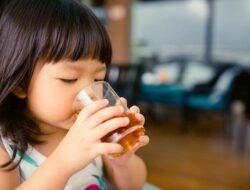 Imbauan Tak Memberikan Teh Pada Anak, Apa Efek Sampingnya?