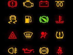 Ini Arti dan Cara Mengatasi Lampu Indikator Mobil Nyala Terus!