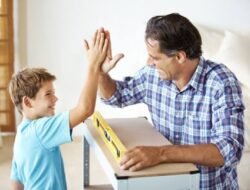 Ini Dampak Buruk Jika Terlalu Sering Memuji Anak!