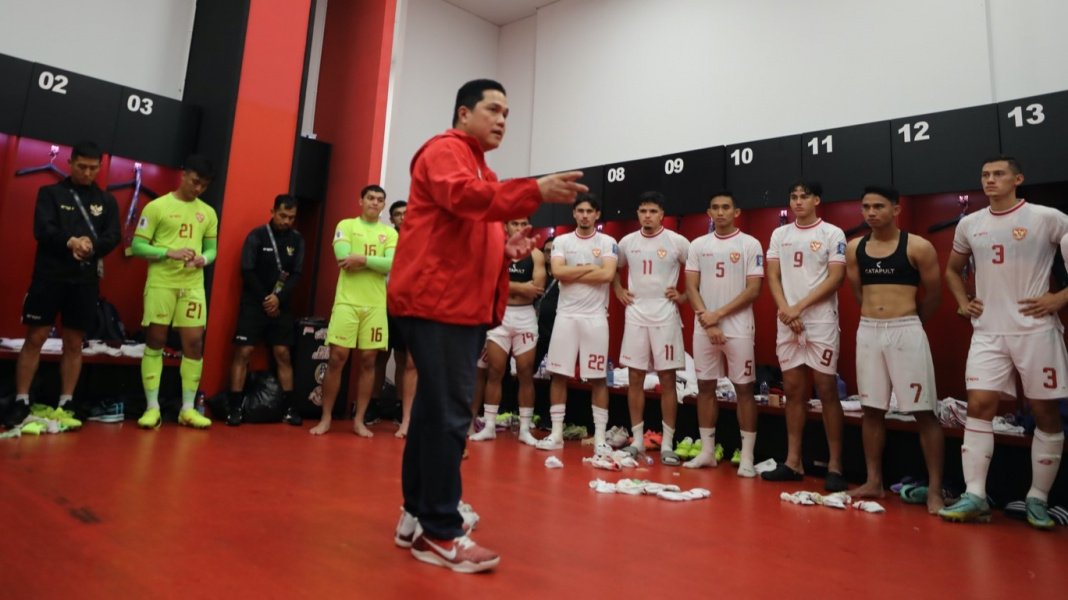 Ketua Umum PSSI, Erick Thohir sedang memberikan arahan kepada para pemain Timnas Indonesia. (Dok. PSSI)