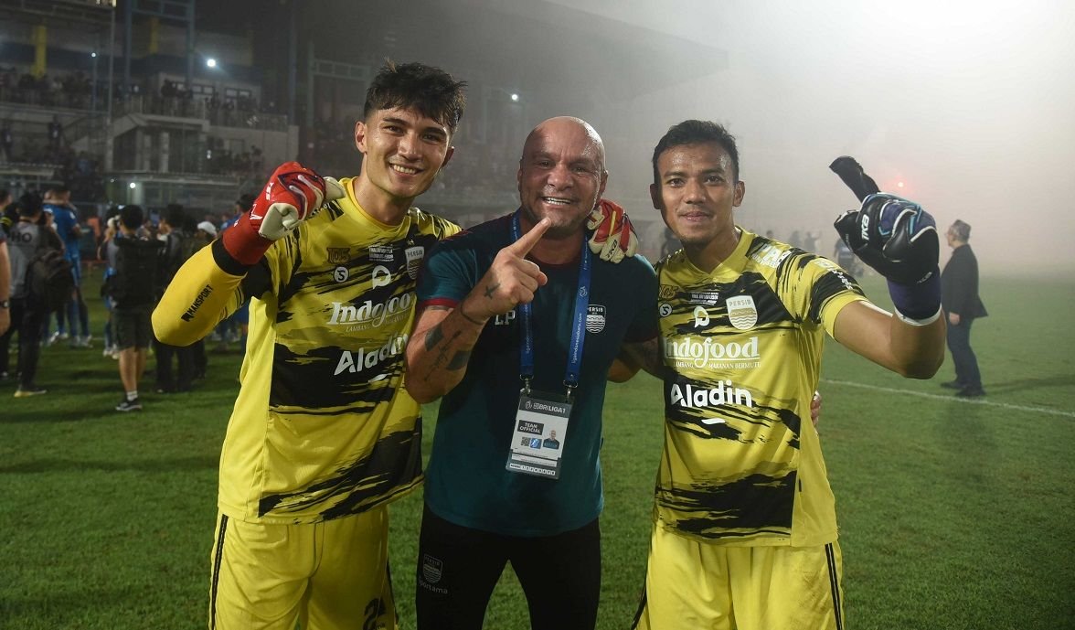 Pelatih kiper Persib Bandung, Luizinho Passos (tengah) bersama Kevin Mendoza (kiri) dan Teja Paku Alam (kanan). (Media Officer Persib)
