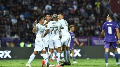 Skuat Persib Bandung merayakan selebrasi usai mencetak gol ke gawang Persik Kediri. (Media Officer Persib)