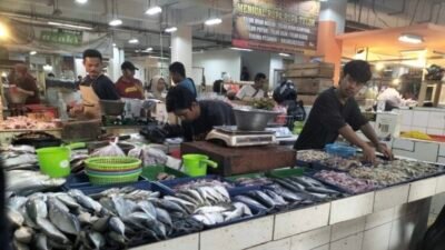 Pedagang ikan yang berjualan di Pasar Kota Sukabumi. Foto: Nuria Ariawan/HALOSMI.