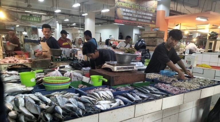 Pedagang ikan yang berjualan di Pasar Kota Sukabumi. Foto: Nuria Ariawan/HALOSMI.