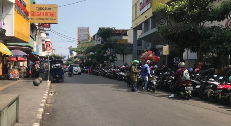 Lokasi parkir di ruas Jalan Jendral Ahmad Yani, Kecamatan Cikole, Kota Sukabumi. Foto: Nuria Ariawan/HALOSMI.