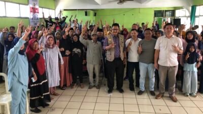 Calon Bupati Sukabumi nomor urut 2, Asep Japar (tengah, memakai rompi) berfoto bersama warga di sela pemeriksaan kesehatan gratis di Kecamatan Cisaat, Sabtu 2 November 2024. FOTO: Heryadie/HALOSMI