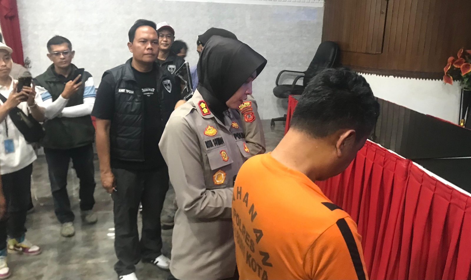 Kapolres Sukabumi Kota, AKBP Rita Suwadi, meminta keterangan kepada pelaku E saat konferensi pers di Aula Graha Rekonfu Polres Sukabumi Kota. Foto: Nuria Ariawan/HALOSMI.