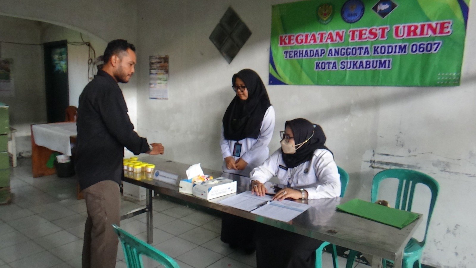 Personel Kodim 0607/Kota Sukabumi saat mengikuti kegiatan tes urine, pada Senin, 4 November 2024. Foto: Pendim 0607 for HALOSMI.
