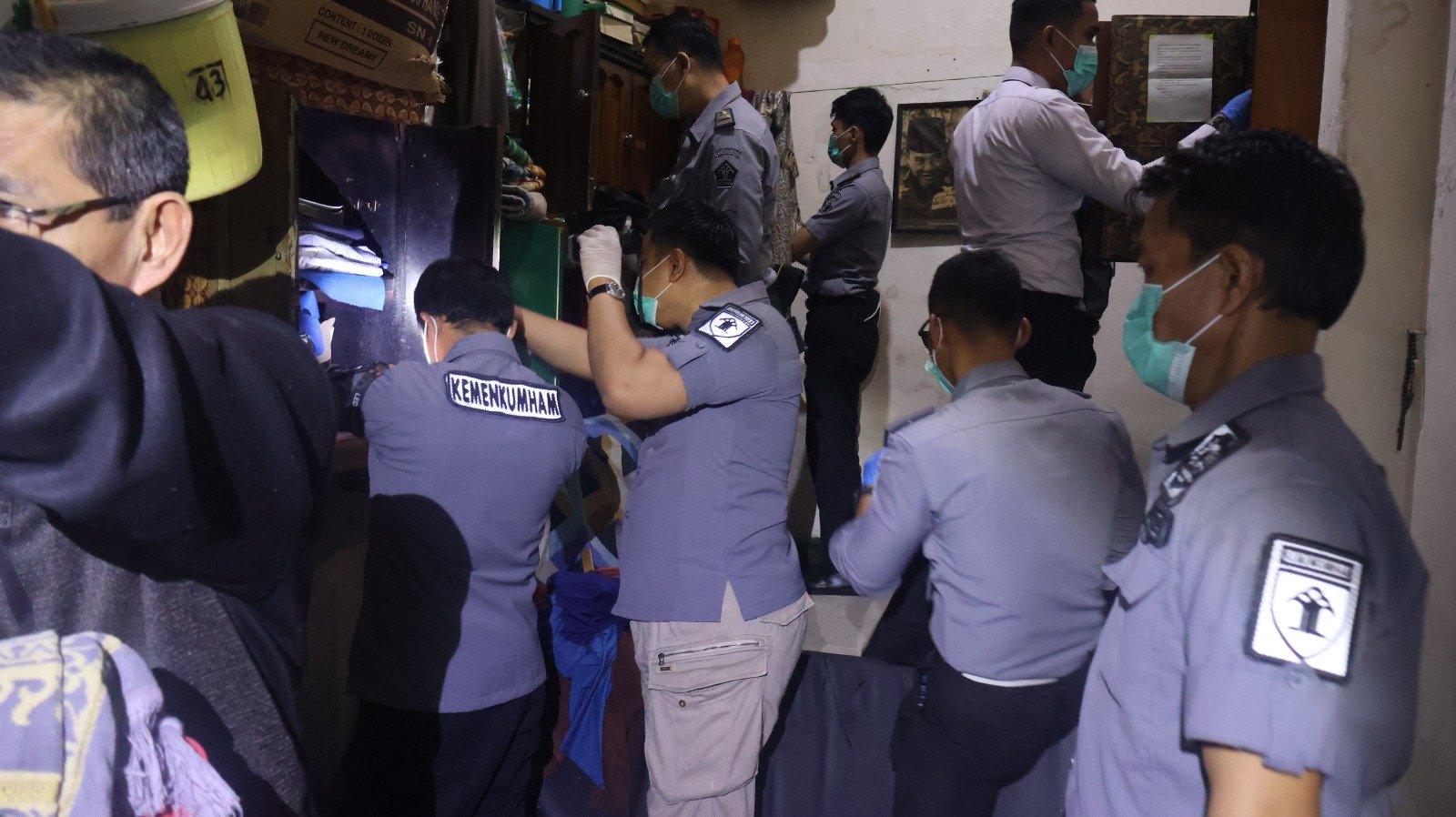 Petugas Lapas Sukabumi melakukan sidak kamar hunian pada Selasa malam, 5 November 2024. Foto: Humas Lapas Sukabumi for HALOSMI.