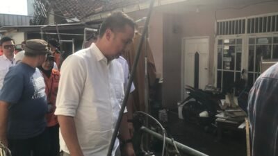 Pj Gubernur Jabar, Bey Triadi Machmudin, saat meninjau lokasi terdampak banjir limpasan di Jalan Pramuka Kelurahan Cikondang, Kecamatan Citamiang, pada Rabu, 6 November 2024. Foto: Nuria Ariawan/HALOSMI.