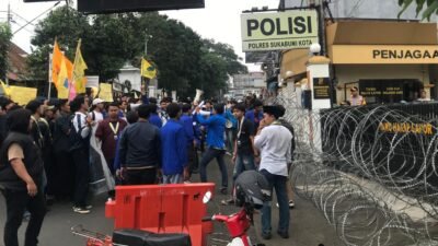 Polres Sukabumi Kota memasang kawat berduri untuk menghadang massa aksi yang akan berunjuk rasa, pada Kamis, 7 November 2024. Foto: Nuria Ariawan/HALOSMI.