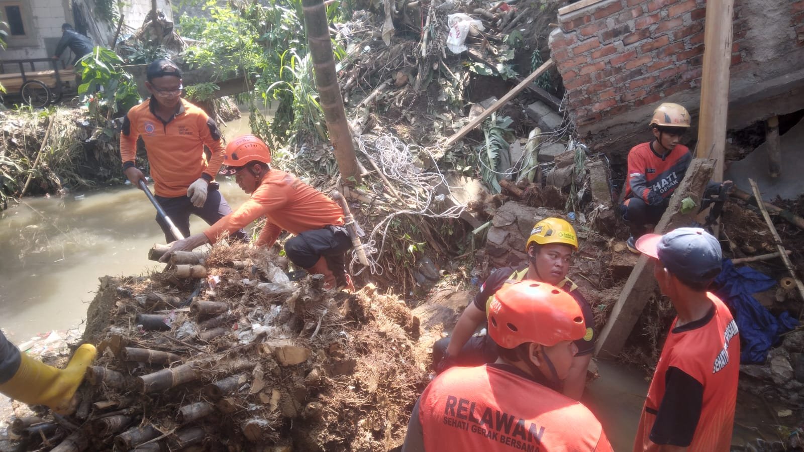 Personel BPBD Kota Sukabumi melakukan evakuasi material dampak bencana tanah longsor dan dapuran bambu yang menutup saluran air di wilayah Cijangkar, pada Kamis, 7 November 2024. Foto: Pusdalops PB BPBD Kota Sukabumi for HALOSMI.