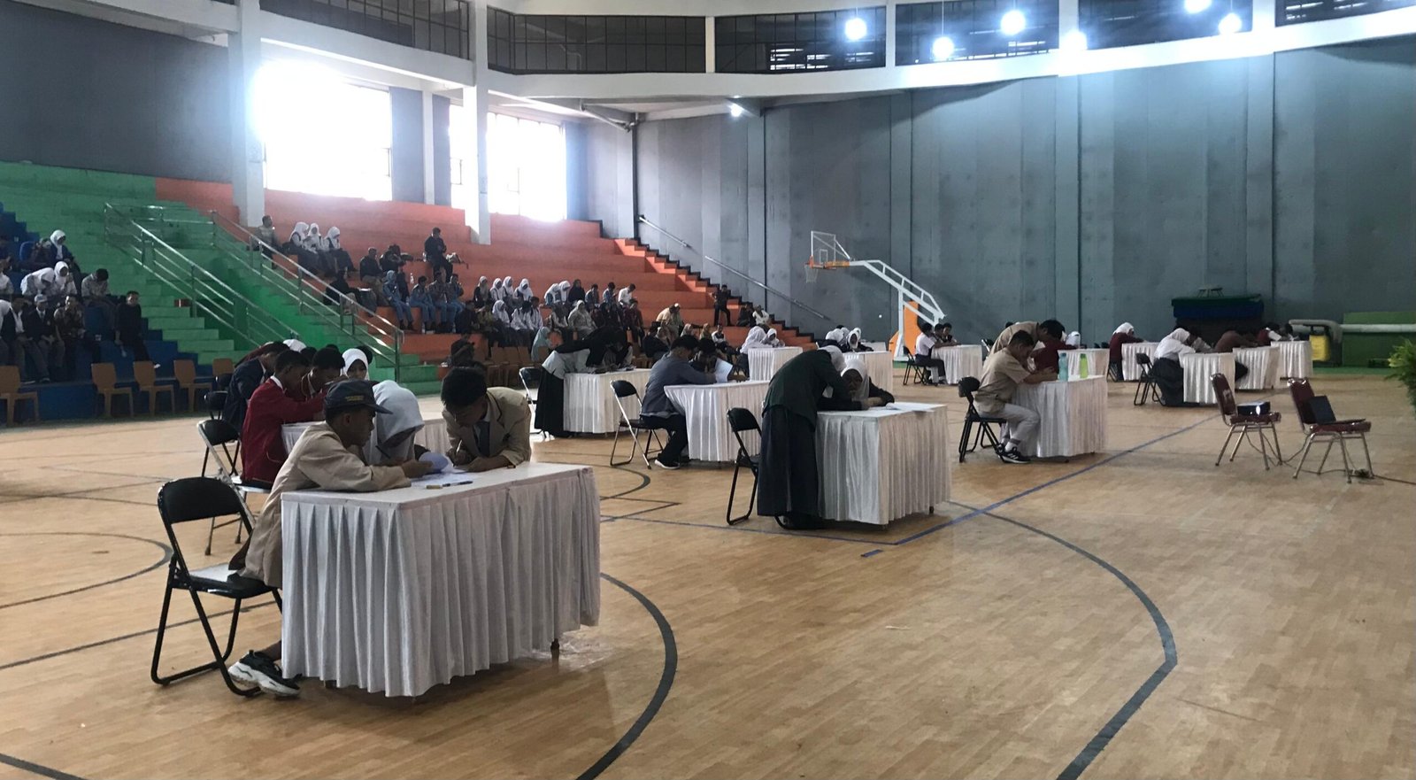 Sejumlah peserta dari SMA dan SMK se-Kota dan Kabupaten Sukabumi saat mengikuti kegiatan Sapma Smart Teen Challenge di GOR Merdeka, pada Jumat, 8 November 2024. Foto: Nuria Ariawan/HALOSMI.