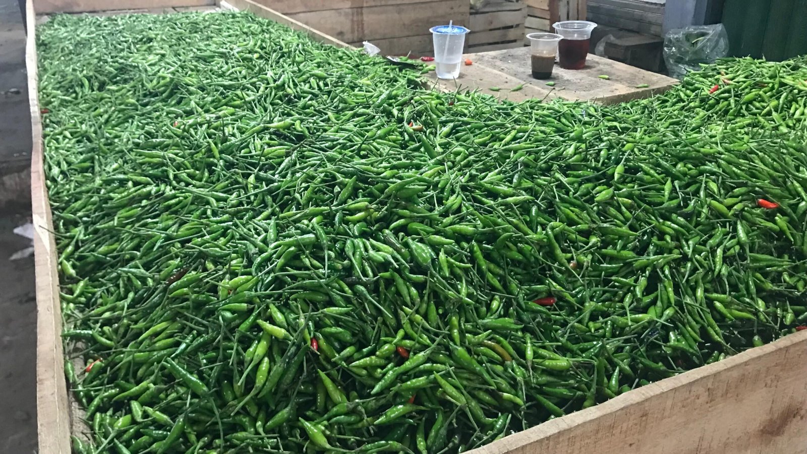 Cabai rawit hijau yang dijual di Pasar Kota Sukabumi. Foto: Nuria Ariawan/HALOSMI.