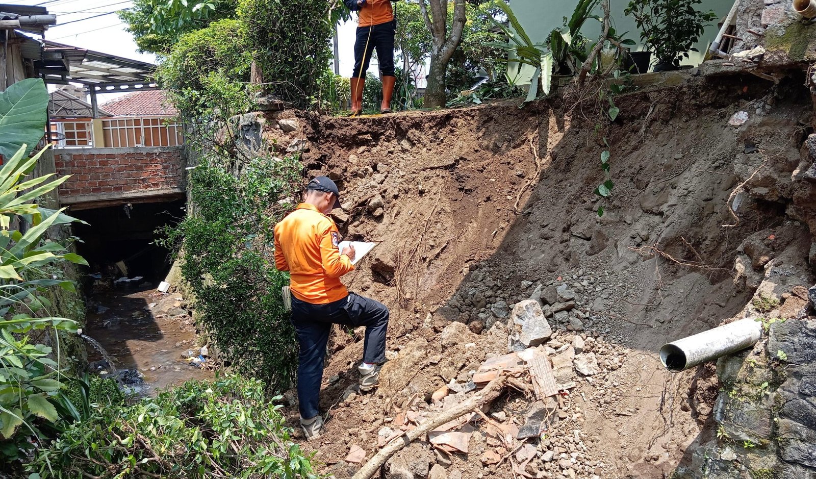Petugas BPBD Kota Sukabumi melakukan asesmen TPT ambruk di Kelurahan Limusnunggal, Kecamatan Cibeureum, pada beberapa waktu lalu. Foto: Pusdalops PB BPBD Kota Sukabumi for HALOSMI.