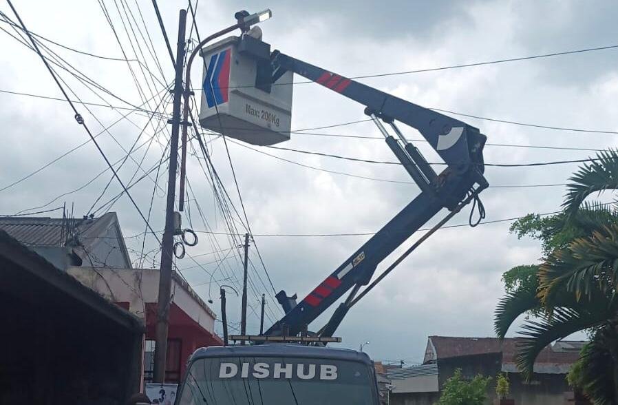 Personel Dishub Kota Sukabumi melakukan perbaikan jaringan dan pergantian lampu PJU yang tak berfungsi di ruas Jalan Pramuka II Kecamatan Citamiang pada Selasa, 19 November 2024. Foto: Istimewa.