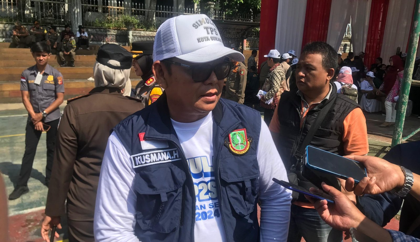 Pj Wali Kota Sukabumi, Kusmana Hartadji, usai menghadiri simulasi pemungutan dan penghitungan surat suara pada Pilkada 2024 di Lapang Basket Merdeka Kota Sukabumi, pada Kamis, 21 November 2024. Foto: Nuria Ariawan/HALOSMI.