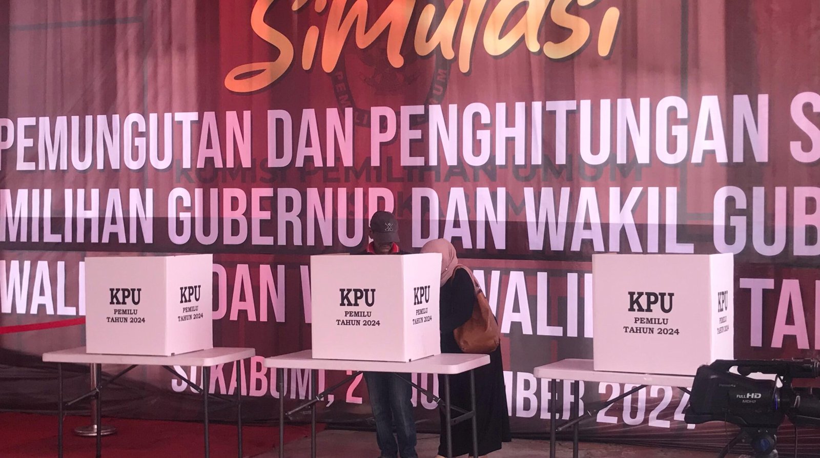 Salah satu pemilih tunanetra saat mengikuti simulasi pemungutan surat suara pada Pilkada 2024 yang digelar di Lapang Basket Merdeka Kota Sukabumi, pada Kamis, 21 November 2024. Foto: Nuria Ariawan/HALOSMI.