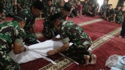 Personel Kodim 0607/Kota Sukabumi saat mengikuti pelatihan pemulasaraan jenazah yang digelar di Masjid Abu Bakar Makodim 0607/Kota Sukabumi, tepatnya di Jalan R.A. Kosasih, Desa/Kecamatan Sukaraja, pada Jumat, 22 November 2024. Foto: Pendim 0607 for HALOSMI.