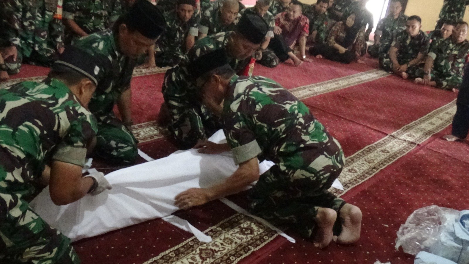 Personel Kodim 0607/Kota Sukabumi saat mengikuti pelatihan pemulasaraan jenazah yang digelar di Masjid Abu Bakar Makodim 0607/Kota Sukabumi, tepatnya di Jalan R.A. Kosasih, Desa/Kecamatan Sukaraja, pada Jumat, 22 November 2024. Foto: Pendim 0607 for HALOSMI.