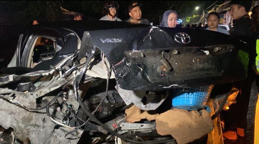 Kondisi salah satu kendaraan yang terlibat kecelakaan maut di Jalan Cimuncang, Desa Pasirhalang, Kecamatan Sukaraja, Kabupaten Sukabumi, pada Minggu malam, 24 November 2024. Foto: Istimewa.