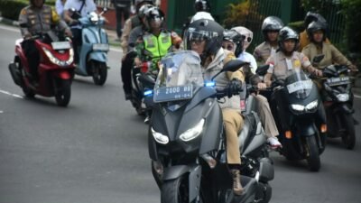 Pj Wali Kota Sukabumi, Kusmana Hartadji, melakukan patroli pengamanan menjelang pelaksanaan Pilkada, pada Senin, 25 November 2024. Foto: Dokpim Kota Sukabumi.