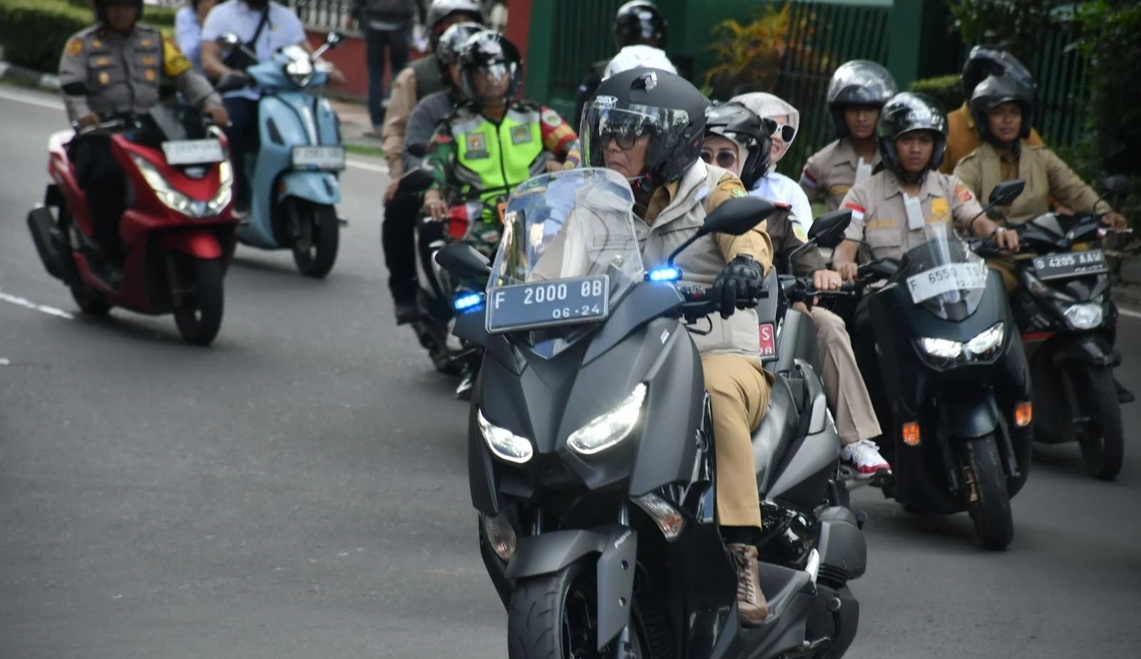 Pj Wali Kota Sukabumi, Kusmana Hartadji, melakukan patroli pengamanan menjelang pelaksanaan Pilkada, pada Senin, 25 November 2024. Foto: Dokpim Kota Sukabumi.