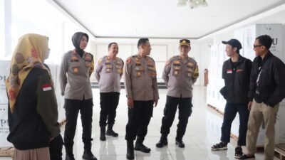 Kapolres Sukabumi Kota, AKBP Rita Suwadi, bersama jajarannya saat melakukan patroli ke beberapa PPK di wilayah hukum Polres Sukabumi Kota, pada Kamis, 28 November 2024. Foto: Humas Polres Sukabumi Kota.