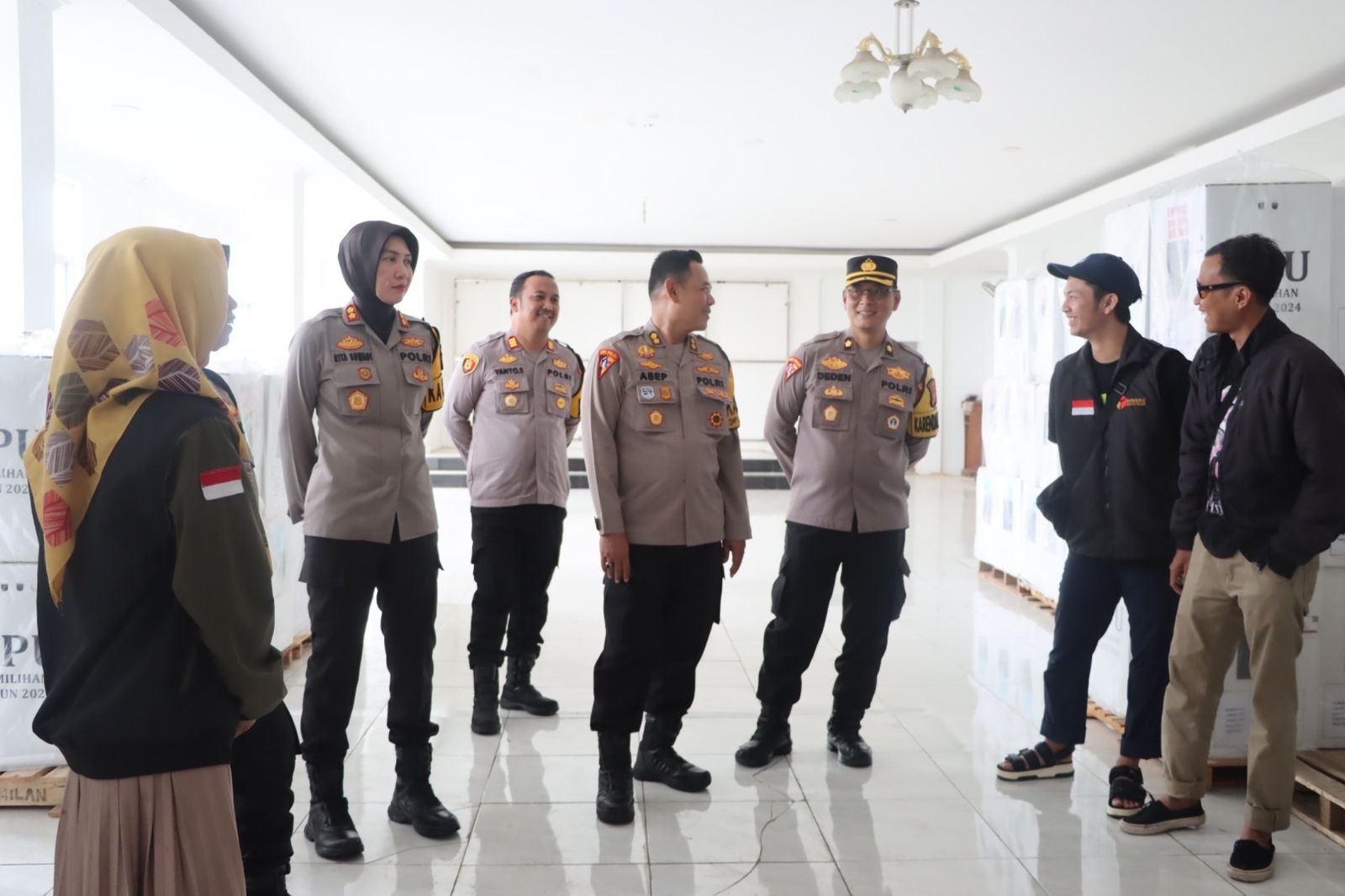 Kapolres Sukabumi Kota, AKBP Rita Suwadi, bersama jajarannya saat melakukan patroli ke beberapa PPK di wilayah hukum Polres Sukabumi Kota, pada Kamis, 28 November 2024. Foto: Humas Polres Sukabumi Kota.