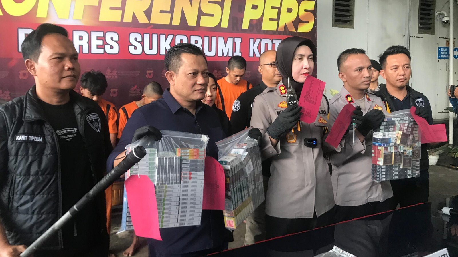 Kapolres Sukabumi Kota, AKBP Rita Suwadi, memperlihatkan barang bukti hasil pencurian dengan pemberatan mini market, saat konferensi pers di halaman Mapolres Sukabumi Kota, pada Jumat, 1 November 2024. Foto: Nuria Ariawan/HALOSMI.