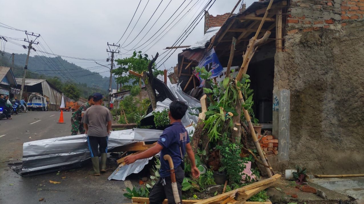 Atap rumah warga di Kota Sukabumi tertimpa pohon tumbang akibat hujan deras disertai angin kencang, pada Jumat, 1 November 2024. Foto: Pusdalops PB BPBD Kota Sukabumi.