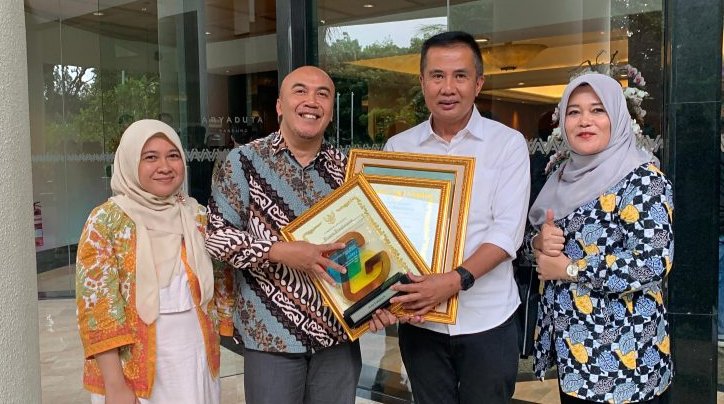 Kepala Diskominfo Kota Sukabumi, Rahmat Sukandar, menerima penghargaan Festival Literasi Digital Jawa Barat dari Pj Gubernur, Bey Triadi Machmudin. Foto: Istimewa.
