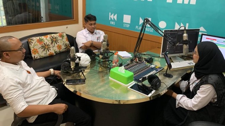 PMI dan DPUTR saat mensosialisasikan kesiapsiagaan bencana megathrust dalam talk show di salah satu radio di Kota Sukabumi. Foto: Istimewa.