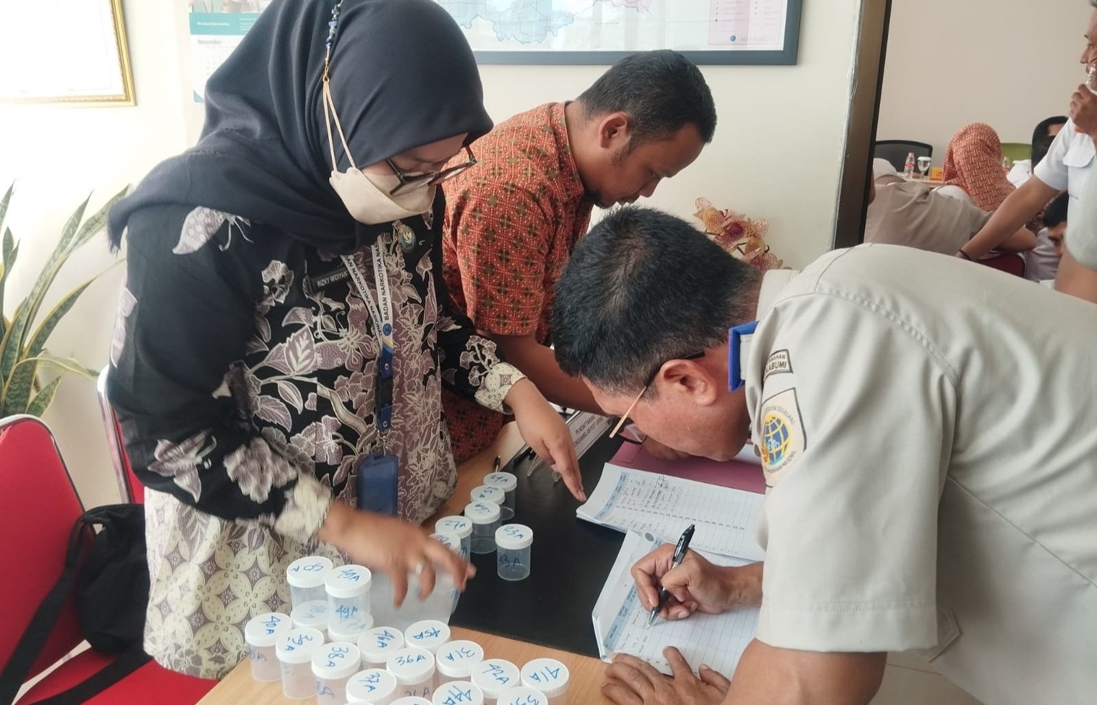Pegawai ATR/BPN Kota dan Kabupaten Sukabumi saat mengikuti tes urine yang diselenggarakan oleh BNNK Sukabumi, pada Selasa, 5 November 2024. Foto: Humas BNNK Sukabumi for HALOSMI.