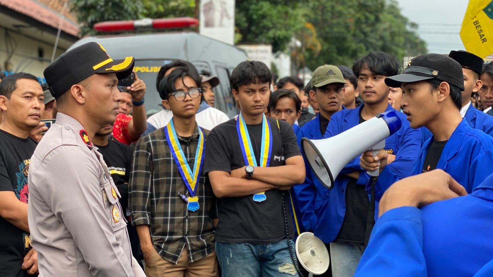 Aksi unjung rasa mahasiswa dari PC PMII Kota Sukabumi dihadapan Waka Polres Sukabumi Kota, Kompol Tahir Muhuddin, pada Kamis, 7 November 2024. Foto: Darwin Sandy/HALOSMI.
