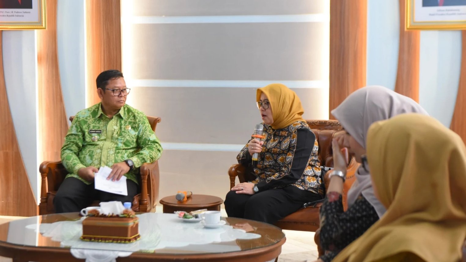 Pj Wali Kota Sukabumi, Kusmana Hartadji, menerima kunjungan Tim Validasi Lapangan IGA tahun 2024 di Ruang Utama Balai Kota Sukabumi, pada Jumat, 8 November 2024. Foto: Dokpim Kota Sukabumi.