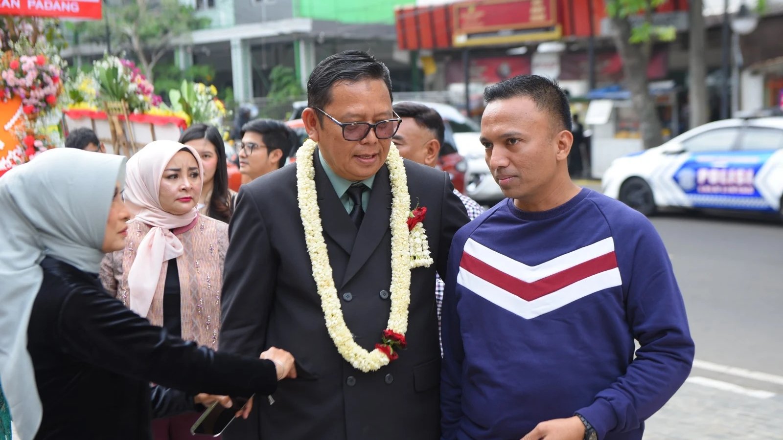Pj Wali Kota Sukabumi, Kusmana Hartadji, meresmikan salah satu rumah makan yang berlokasi di Jalan Bhayangkara, pada Sabtu, 9 November 2024. Foto: Dokpim Kota Sukabumi.