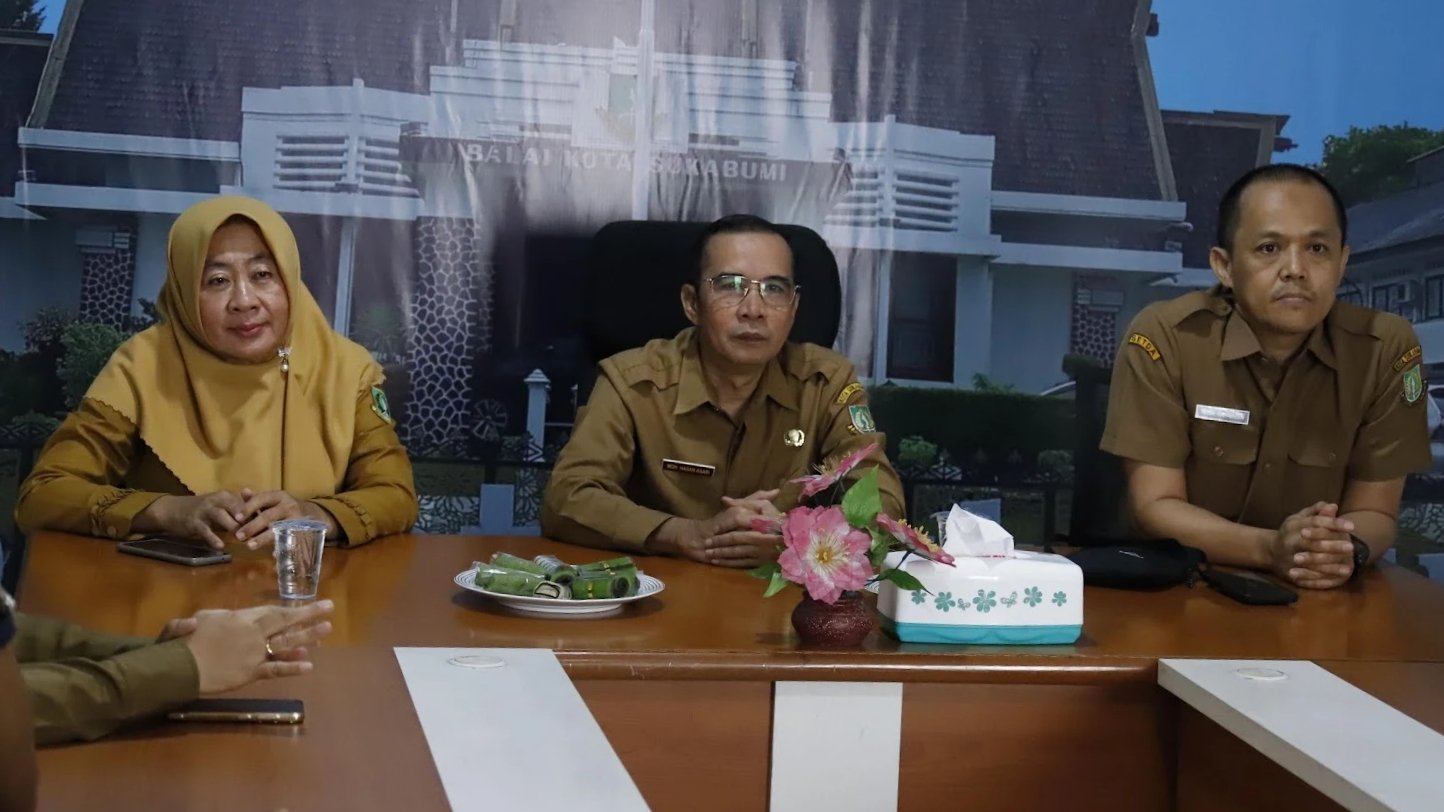 Pj Sekda Kota Sukabumi, Hasan Asari, menghadiri rakor pengendalian inflasi yang digelar secara virtual pada Senin, 11 November 2024. Foto: Dokpim Kota Sukabumi.