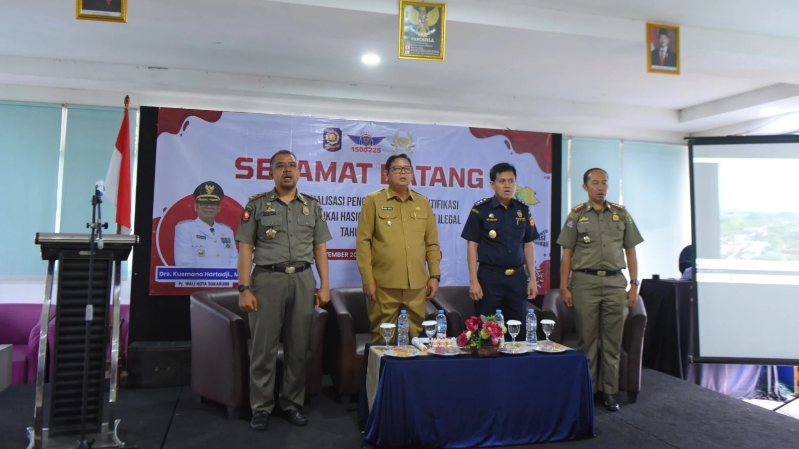 Pj Wali Kota Sukabumi, Kusmana Hartadji, saat menghadiri sosialisasi pengenalan dan identifikasi BKCHT ilegal di salah satu hotel di Jalan Bhayangkara, pada Senin, 18 November 2024. Foto: Dokpim Kota Sukabumi.