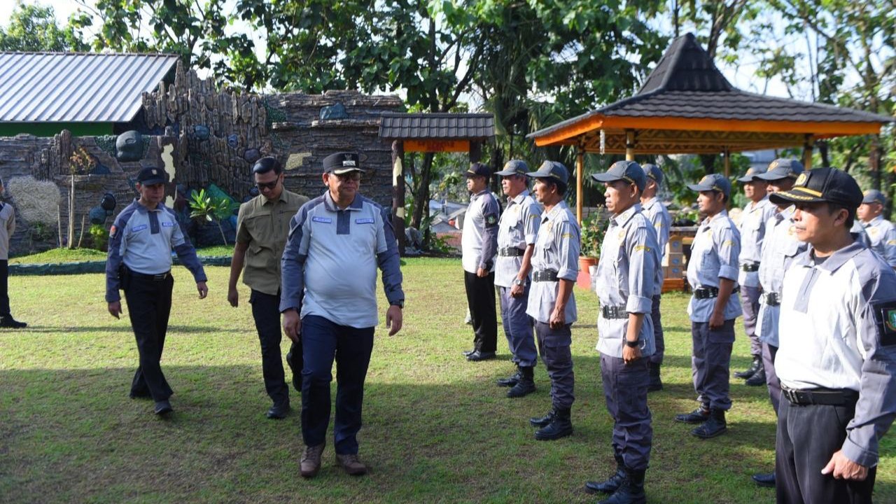 Pj Wali Kota Sukabumi saat mengecek peserta apel gelar pasukan Pilkada 2024 yang berlangsung di Lapang Samyu, Kelurahan/Kecamatan Citamiang, pada Selasa, 19 November 2024. Foto: Dokpim Kota Sukabumi.
