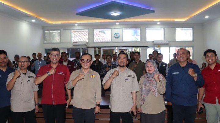 Kepala DPUTR Kota Sukabumi, Sony Hermanto, saat menghadiri pelatihan peningkatan kompetensi kepada tenaga tukang terampil yang digelar di salah satu sekolah di Jalan Kabandungan, Kecamatan Gunungpuyuh, pada Selasa, 19 November 2024. Foto: Istimewa.