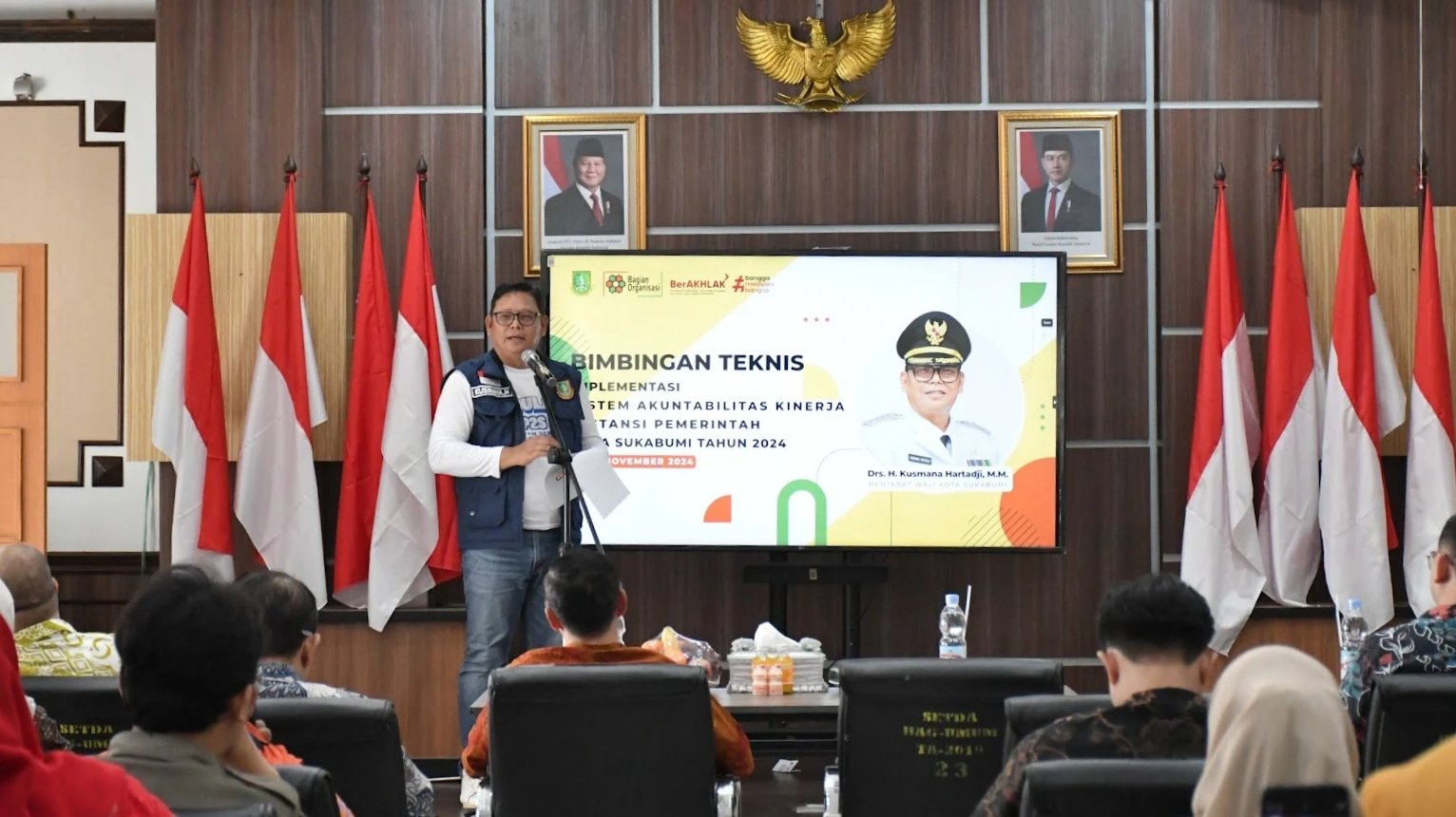 Pj Wali Kota Sukabumi, Kusmana Hartadji, saat menghadiri bimtek peningkatan Sakip yang digelar di ruang pertemuan Setda Kota Sukabumi, pada Kamis, 21 November 2024. Foto: Dokpim Kota Sukabumi