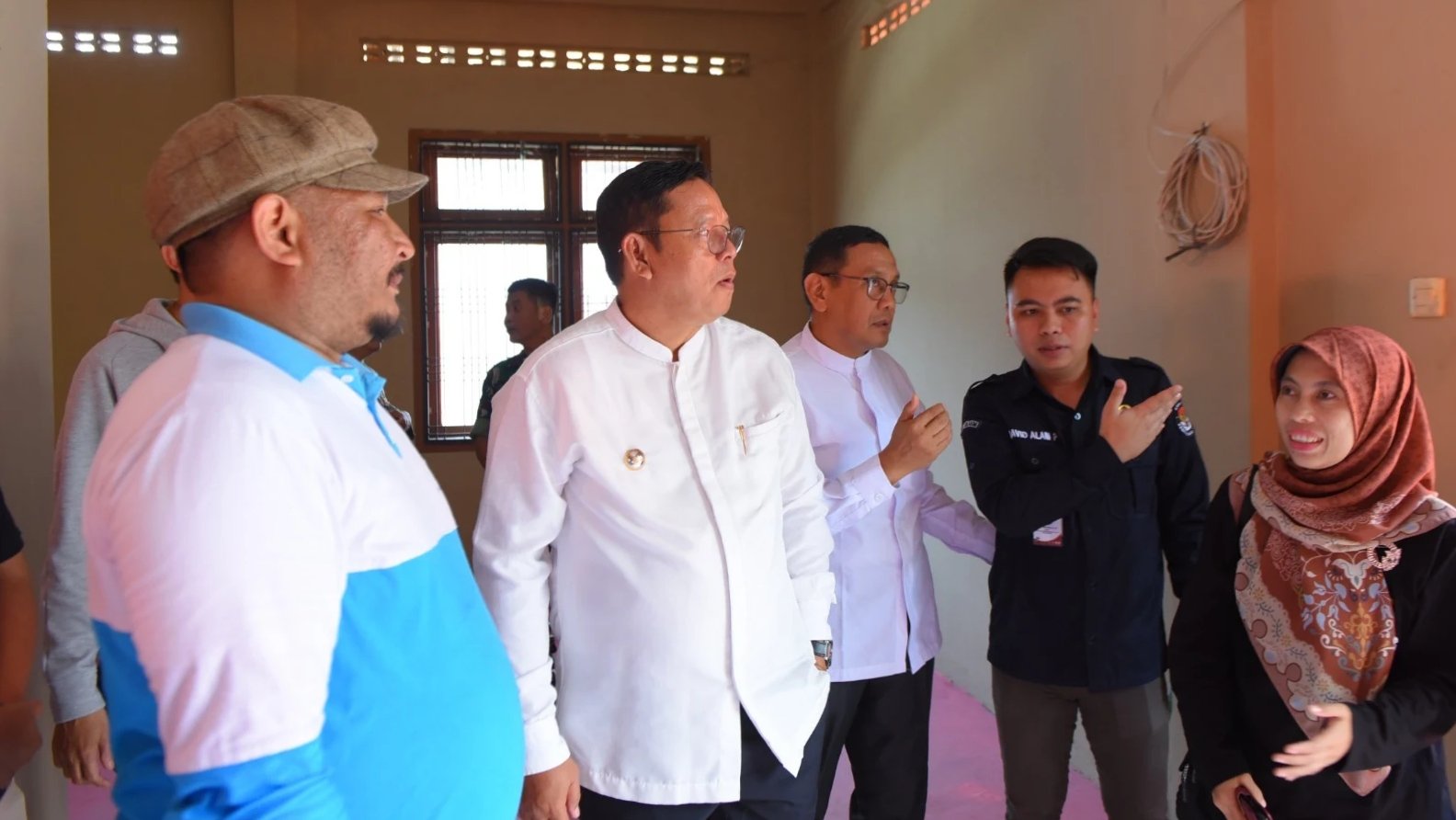 Pj Wali Kota Sukabumi, Kusmana Hartadji, melakukan peninjauan persiapan gudang logistik di kecamatan Gunungpuyuh, pada Jumat, 22 November 2024. Foto: Dokpim Kota Sukabumi.